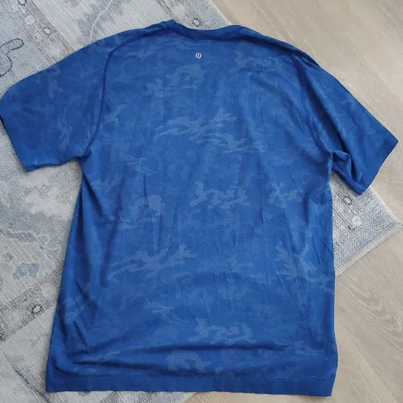 Lululemon Blue Camo Short Sleeve Athletic Shirt Top SzXL - Picture 7 of 8